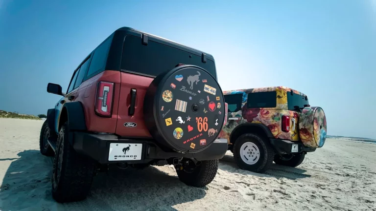 El Ford Bronco se viste con tela vaquera y estampados florales para atraer al público femenino. ¿Era necesario?