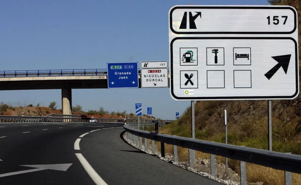 ‘A la alemana’: La forma de llenar el depósito de tu coche ahorrándote hasta 40 céntimos por litro extra 4 Motor16 cartel blanco gasolinera autovía
