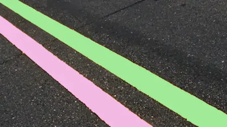 Blanco, amarillo, azul, rojo… Los dos nuevos colores que llegan para pintar las líneas de la carretera: este es su significado