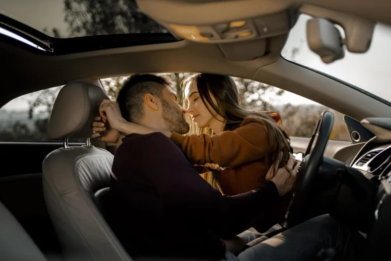 Con lo que cuesta la multa por mantener relaciones sexuales en tu coche te puedes pagar 10 noches en Loob o Zouk