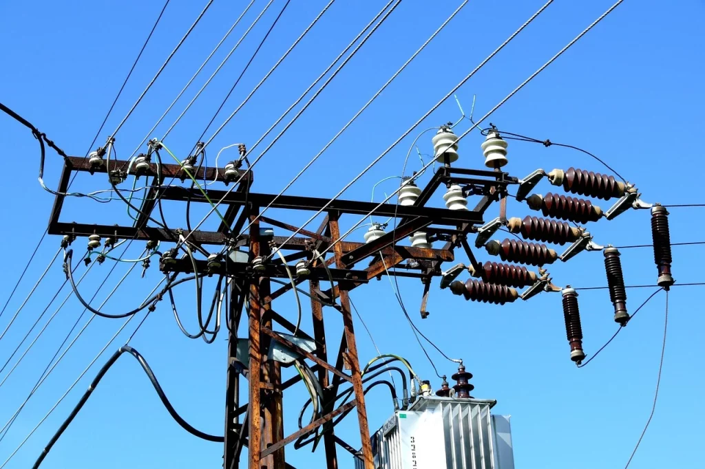Mario (39), electricista: "Con estos consejos tu factura de la luz no se disparará al cargar el coche eléctrico en casa" 3 Motor16 factura electricidad