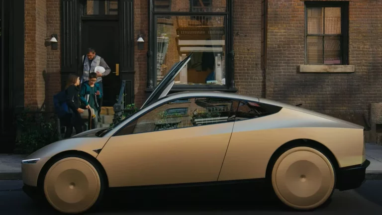 Presentan en sociedad el Tesla Cybercab y la mejor pregunta tiene ‘un parking del Carrefour’ en su enunciado: para enmarcarla