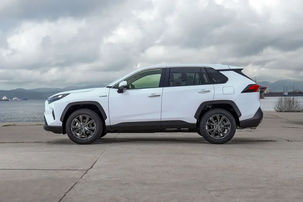 Toyota recorta su producción en Irán por la crisis de Ormuz: 83.000 vehículos menos, el RAV4 el más afectado 1 Motor16 Así es el Toyota RAV4 Hybrid 4x4 en su peculiar versión AXAH54-ANXGB