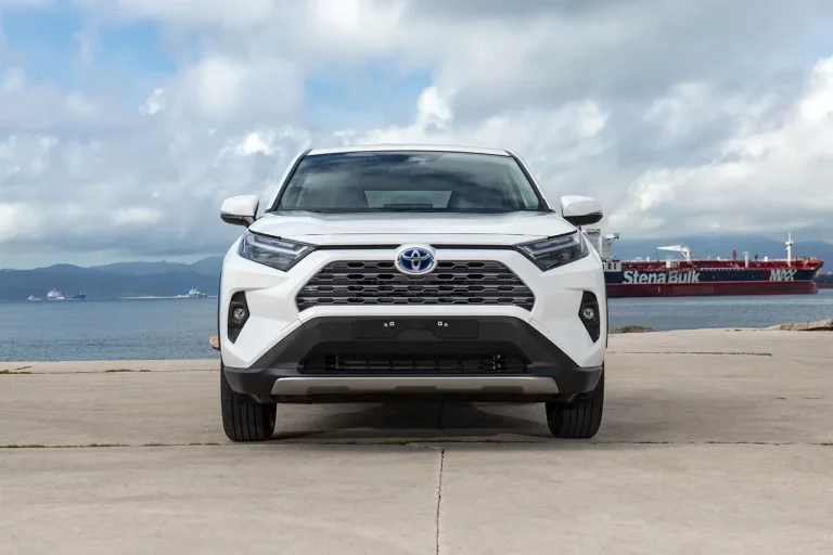 Toyota recorta su producción en Irán por la crisis de Ormuz: 83.000 vehículos menos, el RAV4 el más afectado