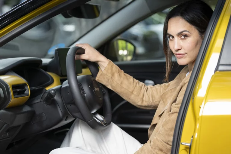 La marca de coches en la que confía la actriz Megan Montaner