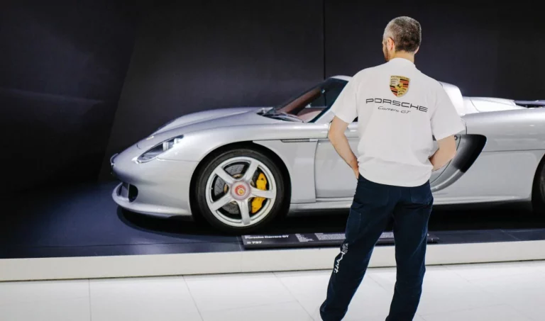 Adrien Brody se infiltra en Porsche y desvela un secreto de ‘la madre de todos los Porsche’