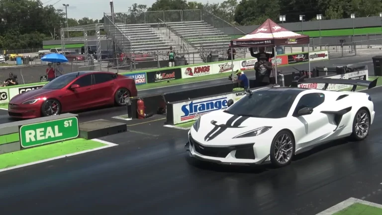 Corvette ZR1 y Model S Plaid se enfrentan en esta carrera con 1.079 CV muy ruidosos