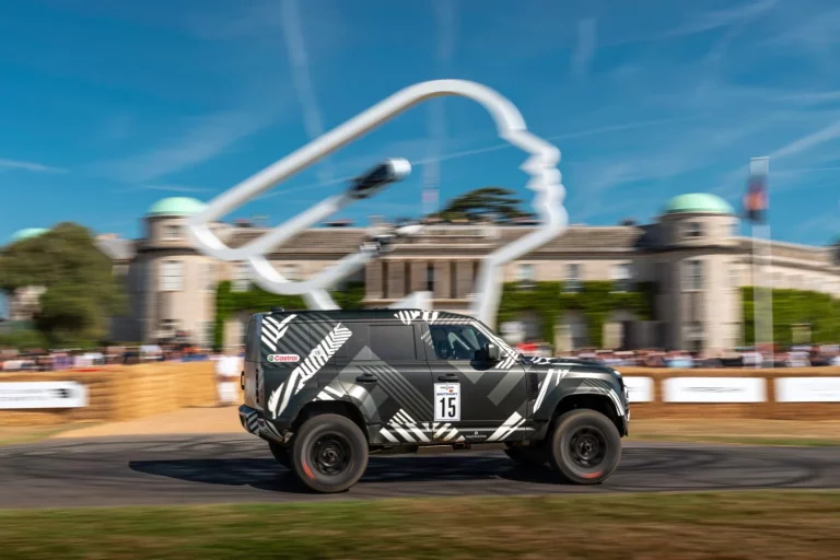 El aceite que corre por las venas del motor del Defender Dakar D7X-R