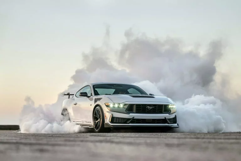 Este Ford Mustang vitaminado por Hennessey mira con desprecio a los 727 CV de este Challenger