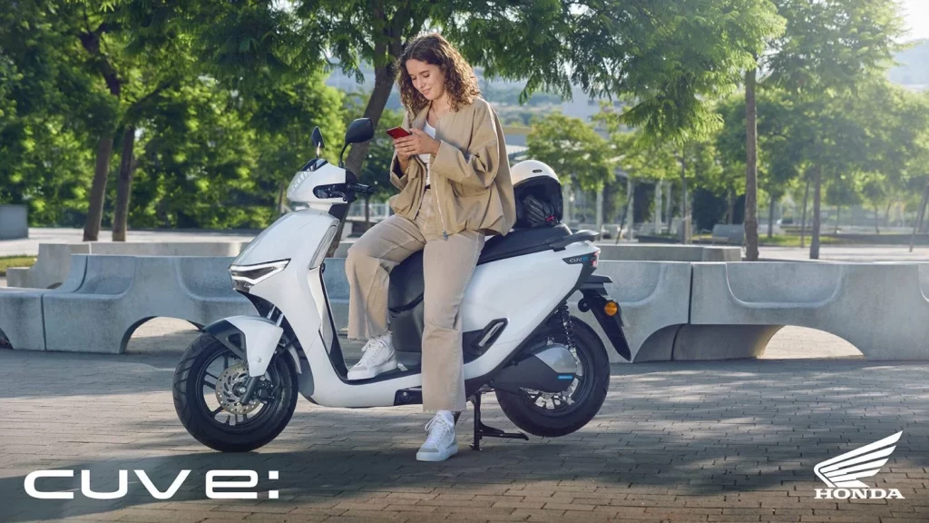 Programa Auto+ para motos eléctricas: hasta 1.100 euros para autónomos del reparto 1 Motor16 2025 Honda CUV e: Scooter eléctrico. Imagen portada.
