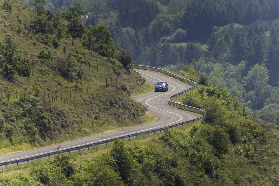 2025 Hyundai Ioniq 5. Viaje Ezcaray. Imagen carretera.