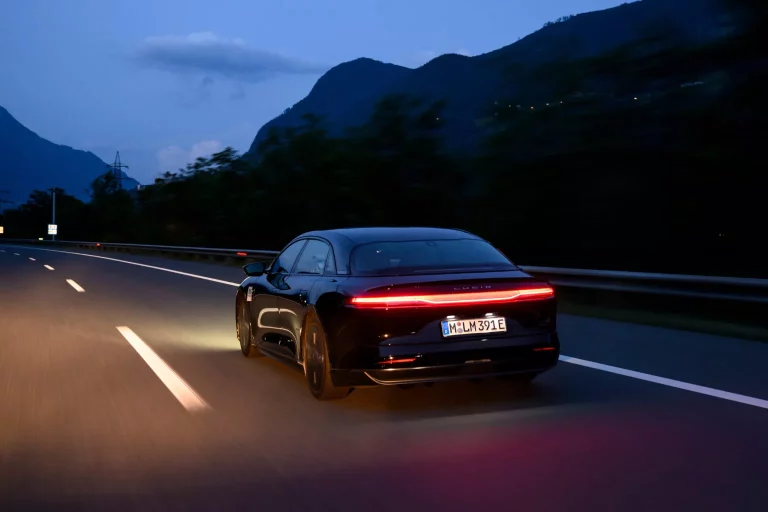 Llamada a revisión para Lucid Air: 27.185 unidades por riesgo de incendio en el circuito de luces exteriores