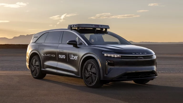 Uber invierte 500 millones en Nuro para crear robotaxis con Lucid