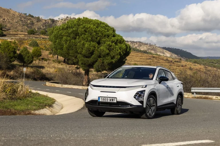 5 diferencias entre cargar las baterías de un Omoda 5 EV y llenar el depósito de un Omoda 5