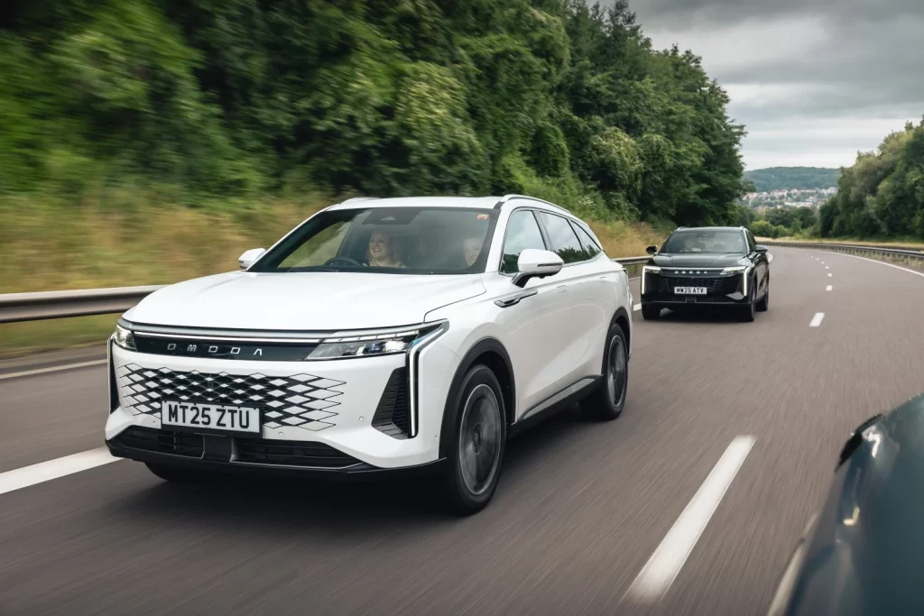 Omoda pone a trabajar la calculadora para que alucines con lo que ahorran en gasolina quienes conducen sus electrificados 3 Motor16 2025 Omoda 9 SHS. Viaje 9 países 'non stop'. Imagen portada. Gasolina.