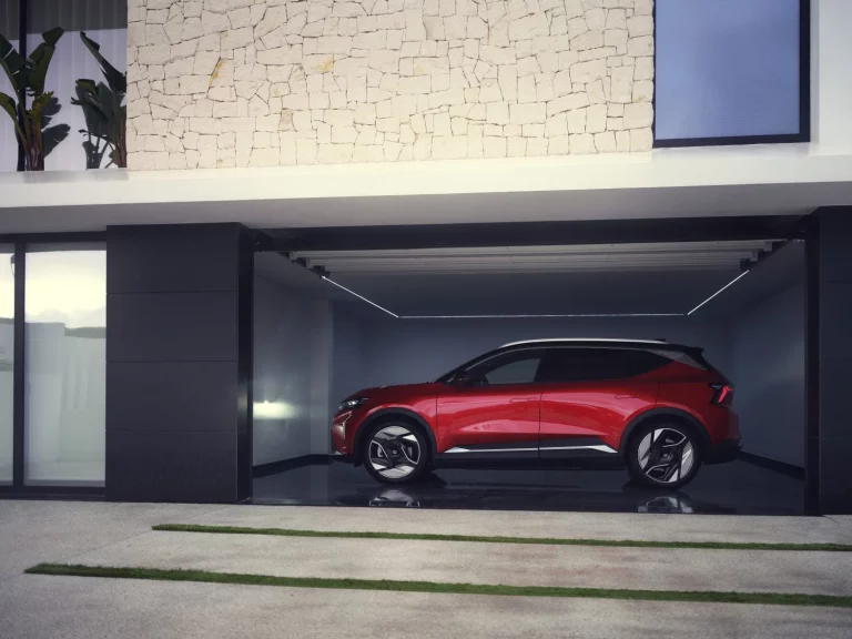 El Renault Scenic E-Tech ahora carga a toda pastilla… Incluso en tu casa