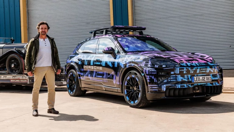 Richard Hammond pone los cuernos a su ‘nueveonce’ con el futuro eléctrico de Zuffenhausen