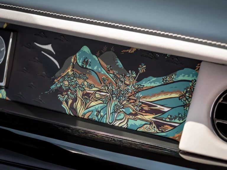 Rolls-Royce lleva los murales de las cuevas de Dunhuang Mogao a tres exclusivos vehículos