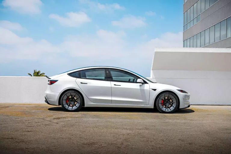 El RACC de Noruega abre un Tesla Model 3 con seis años y alucina con lo que encuentran en su interior: ¿te lo comprarías?