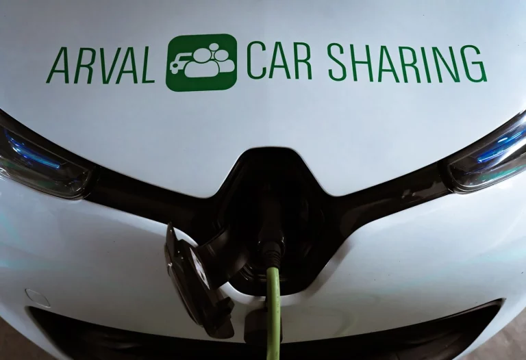 Arval y CaixaBank renuevan su alianza en el negocio del renting y la movilidad