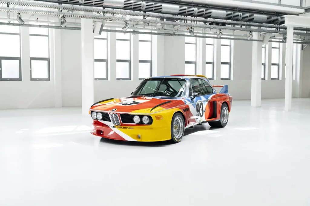 Los BMW Art Car llegan a París en su gira mundial del 50 aniversario: se exponen los 7 modelos que compitieron en Le Mans 2 Motor16 BMW ART CAR ALEXANDER CALDER LE MANS 20251 Motor16