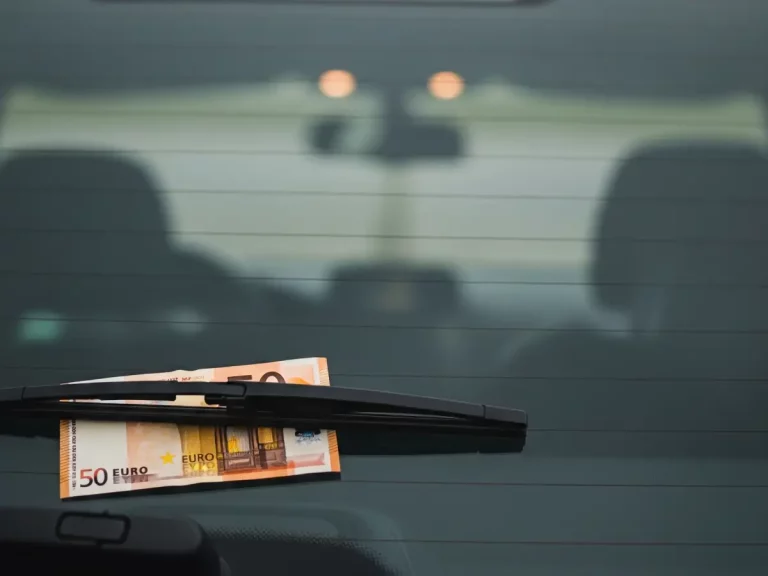 El aviso de la Guardia Civil por si ves este detalle en tu parabrisas: Es una práctica que usan para robarte