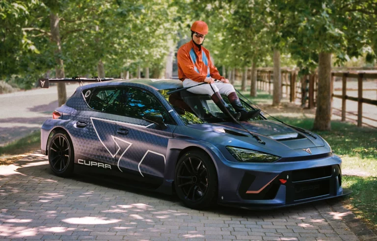La curiosa campaña de Cupra que busca cambiar el significado del término «racing»