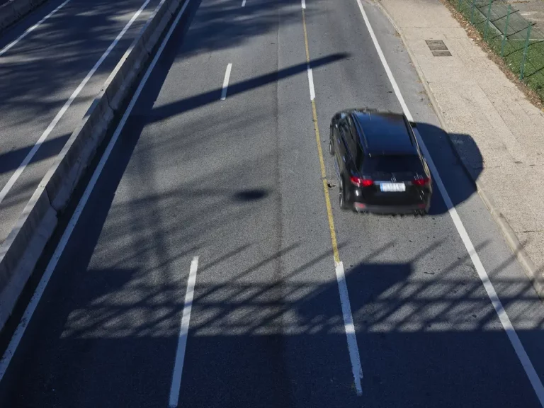 Mira estos detalles para saber si el coche que llevas delante es un vehículo camuflado de la Guardia Civil de Tráfico