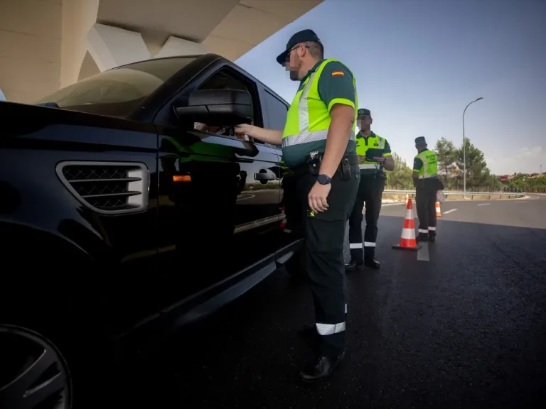 La Guardia Civil avisa a los conductores que paran a comer durante los viajes de verano: Mucho cuidado si no quieres tener problemas