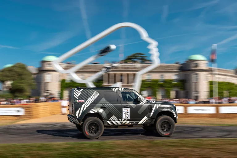 Dakar D7X-R, el Defender del desierto debutó en la campiña inglesa