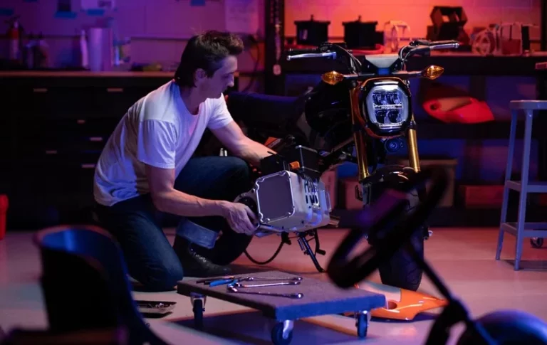 No sé nada de mecánica, pero he convertido mi moto de gasolina en eléctrica en el garaje de mi casa por 1.800 euros