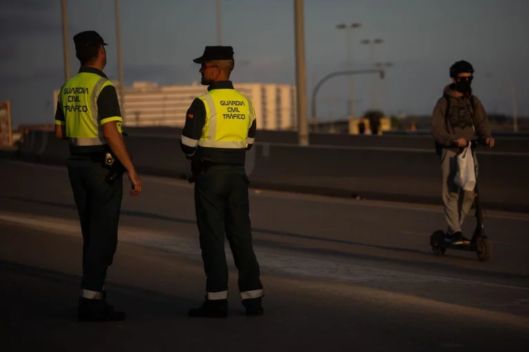 3 conductores que hacen saltar las alarmas de la DGT con esta infracción de 4 puntos y 200 euros
