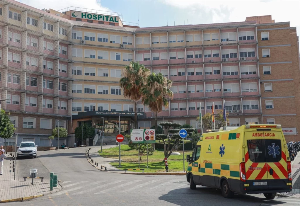 La Guardia Civil de Tráfico puede multar a una ambulancia: Y esta ‘receta’ de 4.000 euros con hasta un paciente en su interior, así lo ha confirmado 152 Motor16 EuropaPress 6820516 fachada hospital universitario virgen rocio 25 junio 2025 sevilla andalucia Motor16