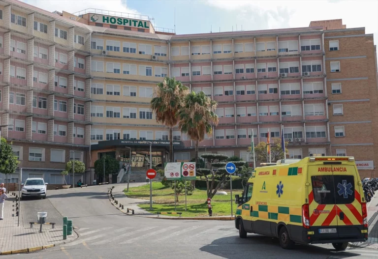 El nuevo RD 518/2026 del RGC que restringe aparcar en colegios y hospitales desde el 1 de octubre