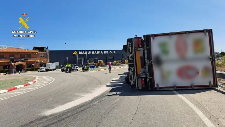 La multa que la Guardia Civil de Tráfico puede ponerte si paras tu coche en la carretera para coger cerveza, yogures o patatas fritas de un camión accidentado
