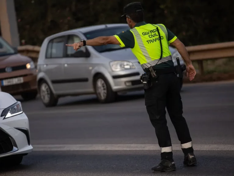 La pregunta de la Guardia Civil de Tráfico a la que jamás debes contestar durante un control