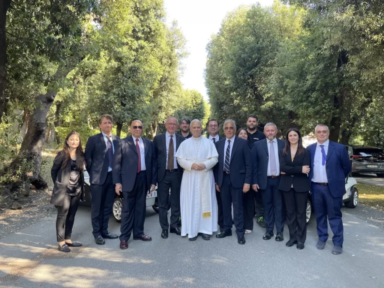 El papa León XIV se pasa a las ‘0 emisiones’ con estos dos ‘papamóviles eléctricos’ que ya tiene en su garaje