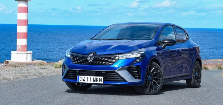 El mercado del automóvil marca el mejor registro del año y los electrificados ya suponen una de cada cinco ventas