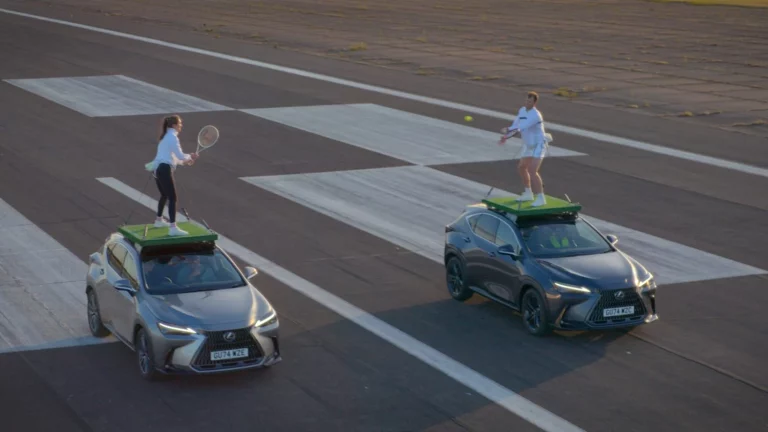 ¿Se puede jugar al tenis sobre el techo de un coche en movimiento? Lexus demuestra que sí