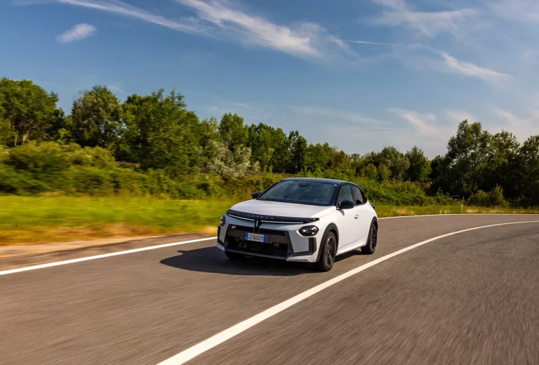 Primera prueba del Lancia Ypsilon HF Line: Un eficiente urbano con traje deportivo