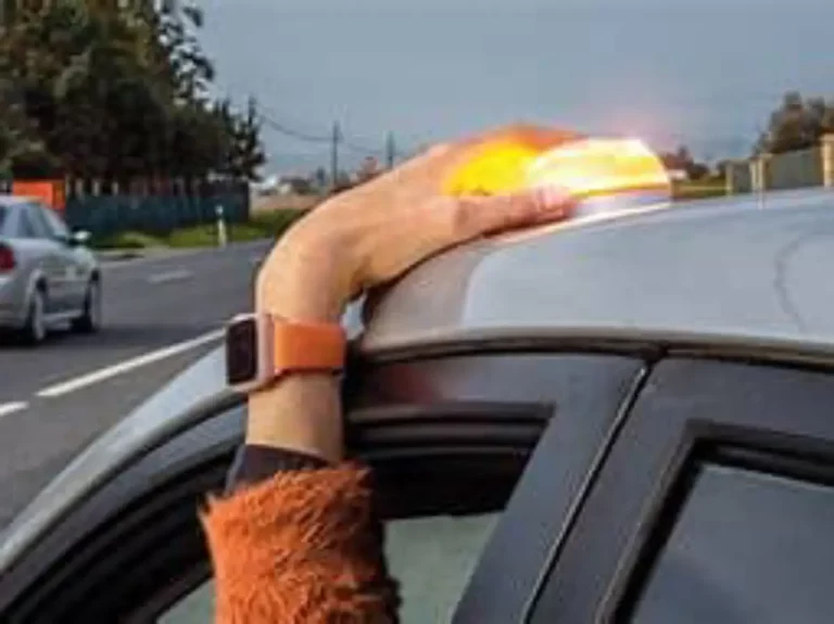 «No hemos hecho bien el trabajo»: La DGT reconoce que las balizas V-16 tienen sus ‘lagunas’