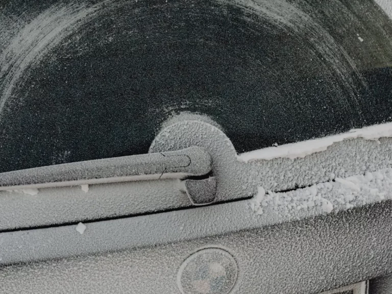 El aviso a todos aquellos que llenan el depósito de tu limpiaparabrisas solo con agua: Tener mucho cuidado