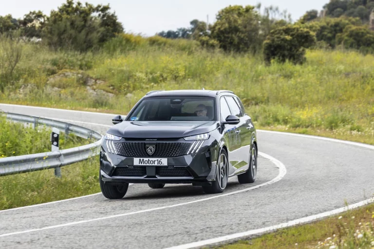 Prueba del Peugeot E-5008 GT 210 CV: Único en su especie