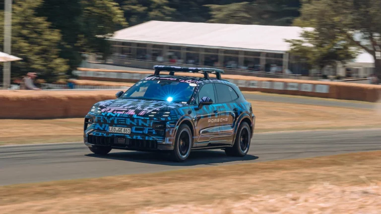 El Porsche Cayenne reafirmó en Goodwood su legado y anticipa su futuro eléctrico