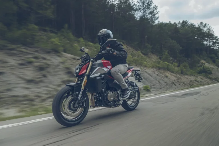 QJ Motor SRK 600: La excusa perfecta para sacarte el carnet A2