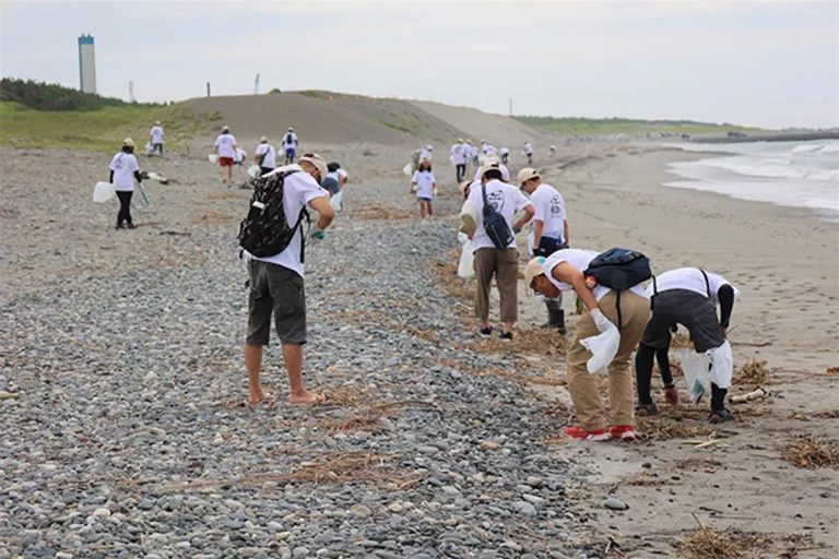 Suzuki ayuda a limpiar los océanos en su compromiso por un futuro más sostenible