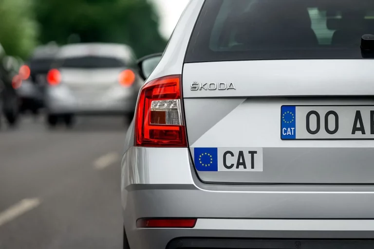 Cubre la ‘E’ de su matrícula con una pegatina ‘CAT’ y esta es la ejemplar multa que le han puesto