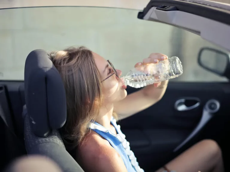 Vas a alucinar con este truco para bajar la temperatura del interior de tu coche sin encender el aire acondicionado