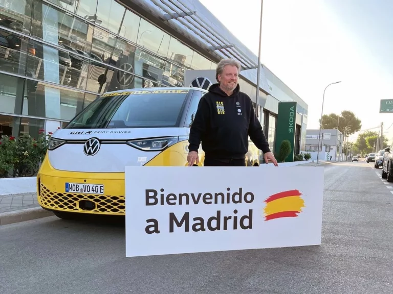La vuelta al mundo eléctrica del Volkswagen ID. Buzz hace parada en España