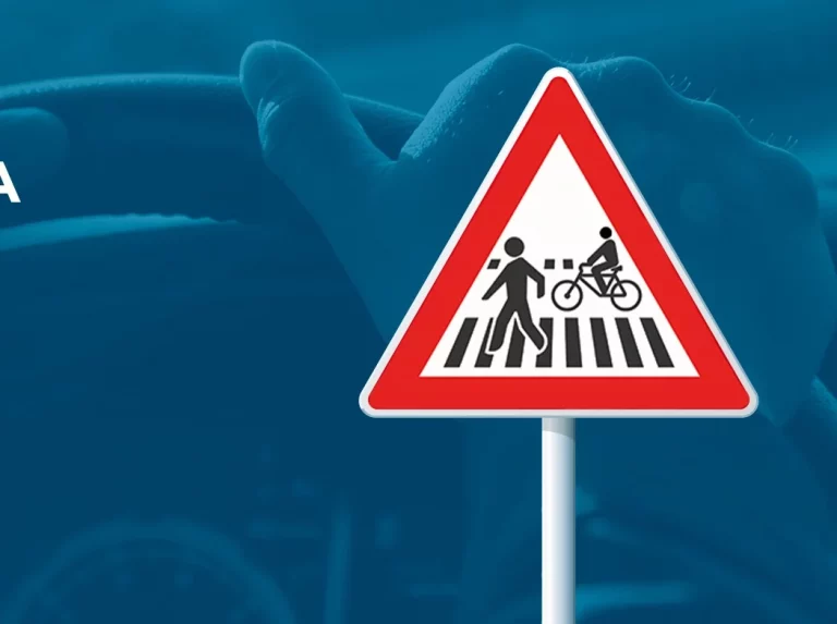 Así se fabrican las nuevas señales de tráfico de la DGT que tanto revuelo han levantado por su ‘paridad’